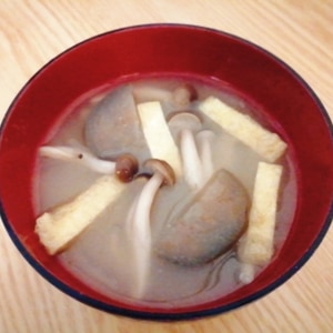 茄子としめじの味噌汁